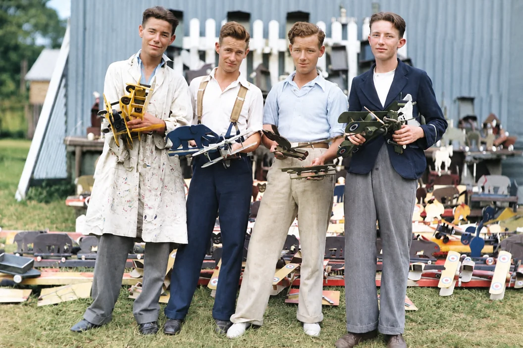 The same 1934 group photo restored and colorized, with natural skin tones and blue, white and gray clothes